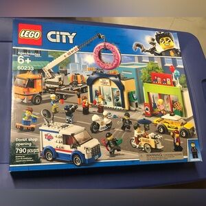 NEW LEGO 60233 City Donut Shop Opening